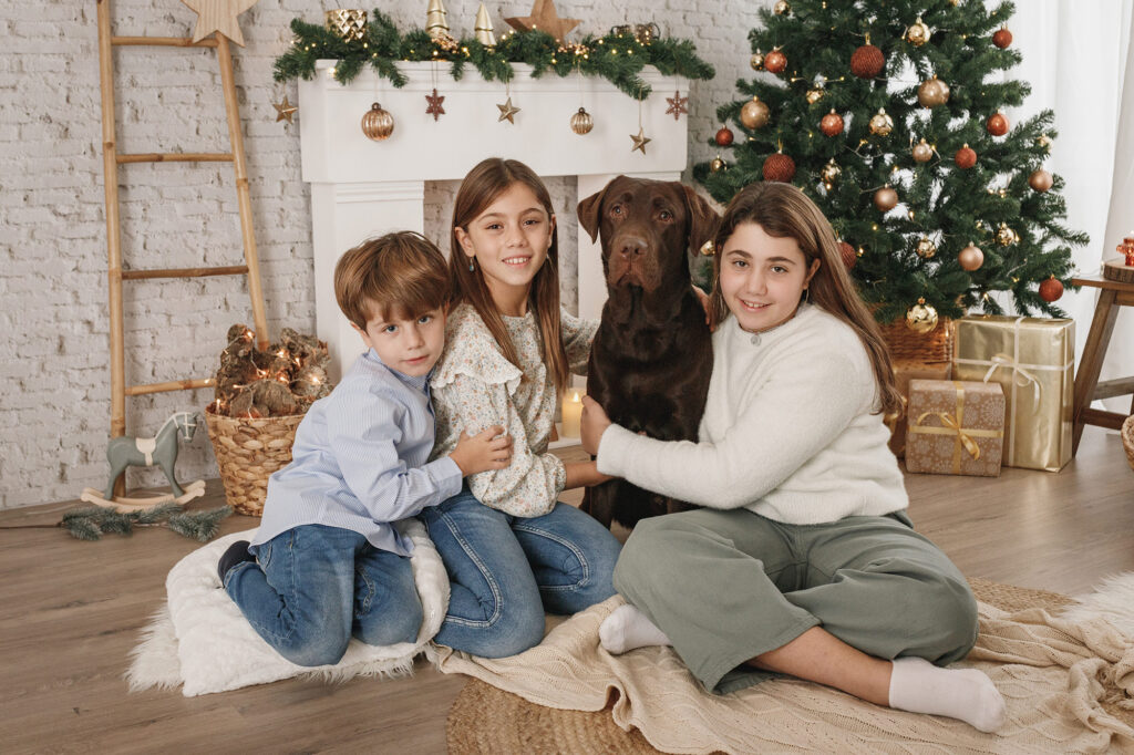 sesión navideña 2023 labrador con su familia