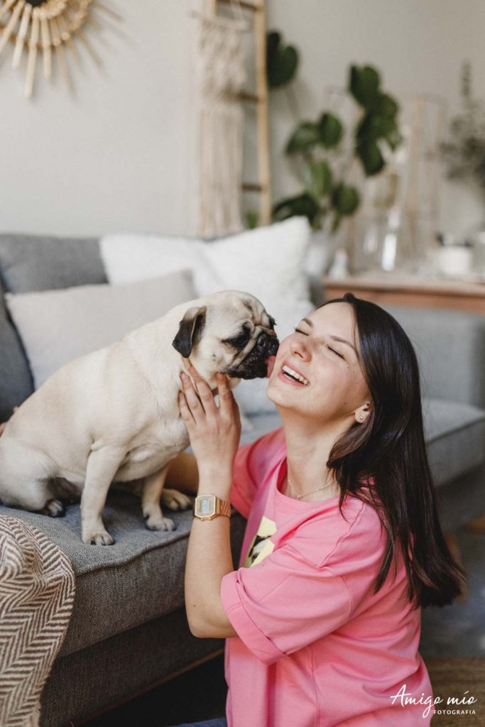 carlino besando a su dueña en una sesión fotográfica