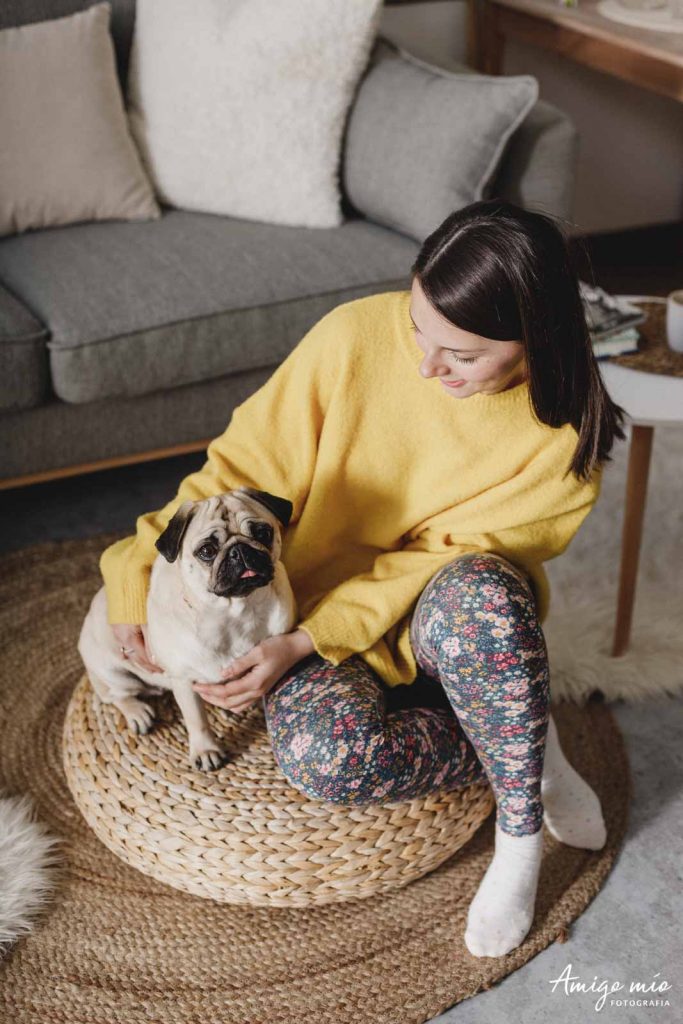 chica Alex y su perro Chloe sentados en un puff en una sesión familiar