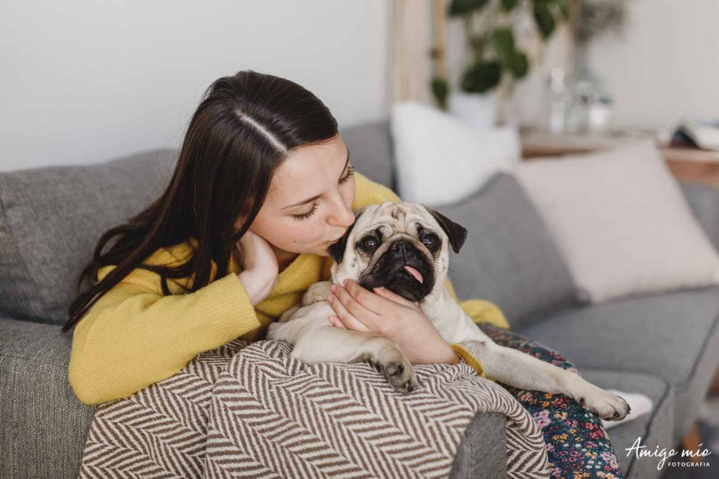 chica Alex besando a su carlino Chloe en una sesión familiar