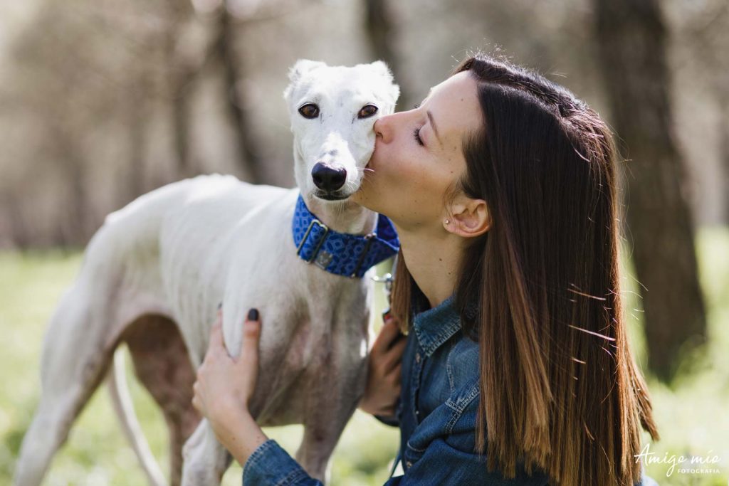 chica Sara dandole un beso a su perrita gala