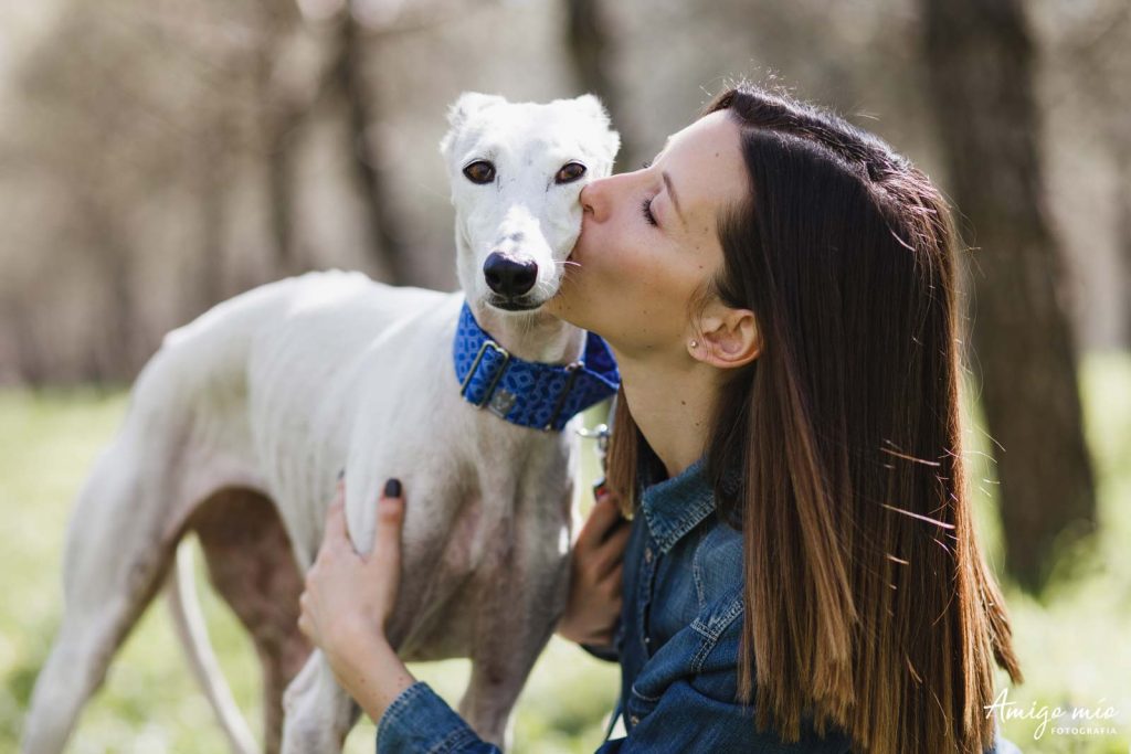 chica Sara dandole un beso a su perrita gala