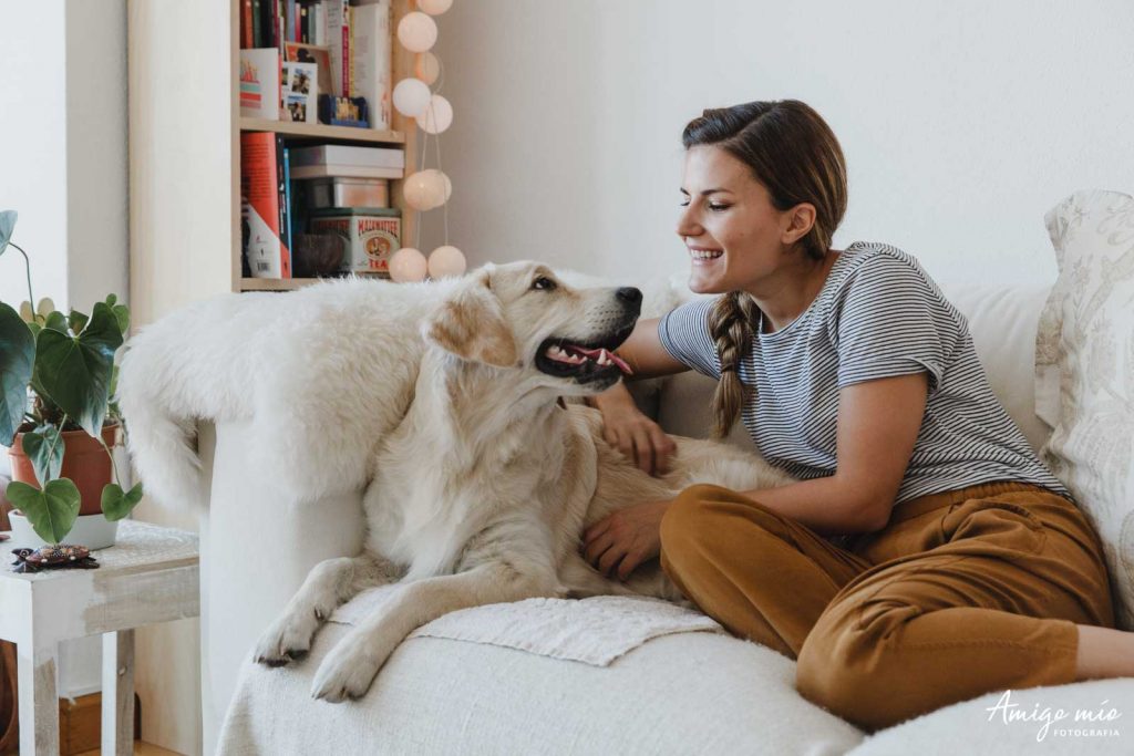 chica con golden retriever en casa