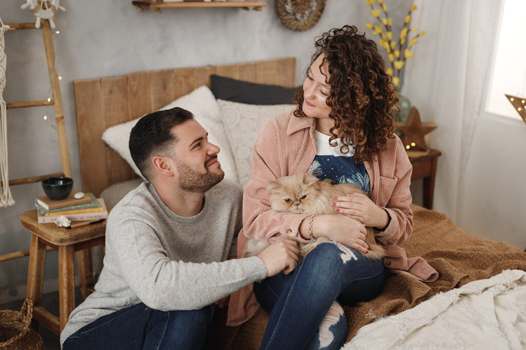 pareja con su gato en un reportaje fotográfico de amigo mío fotografía