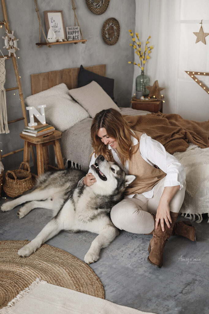 husky malamute mirando a su mamá perruna en una sesión fotográfica de amigo mío fotografía