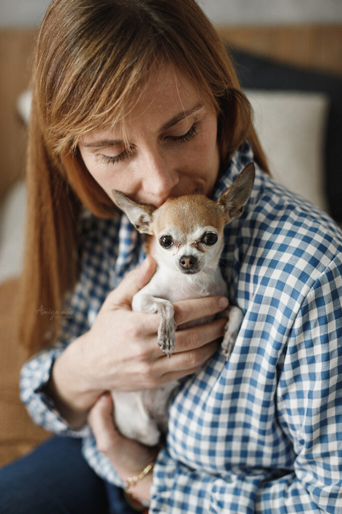 chica besando su chihuahua Pippa en un reportaje fotográfico de amigo mío fotografía