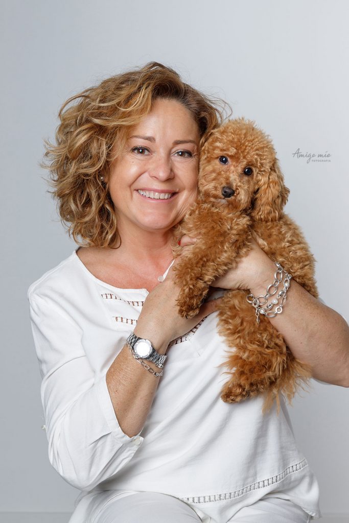 señora con su cachorro caniche toy en una sesión por el día de San Valentín