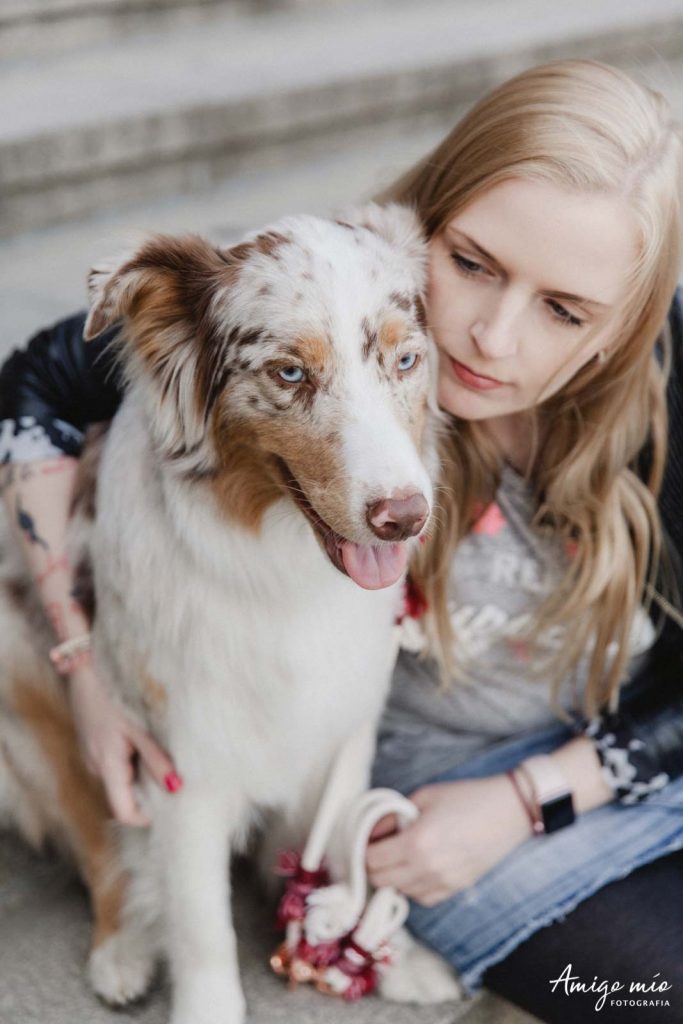 chica con un australien shepherd