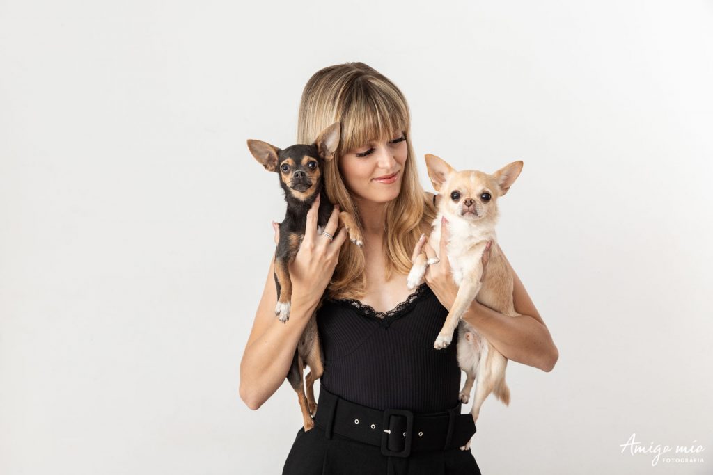 chica con dos chihuahuas sesión en estudio