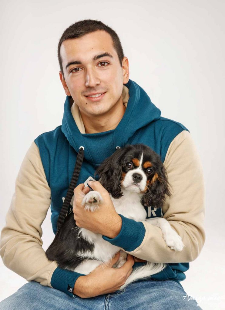 chico abrazando su perrito el día de San Valentín