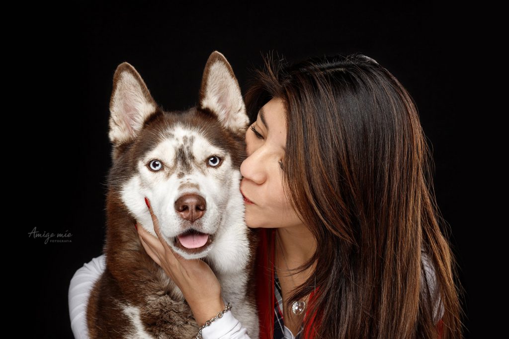 chica dando un beso a su husky en un curso de fotografía