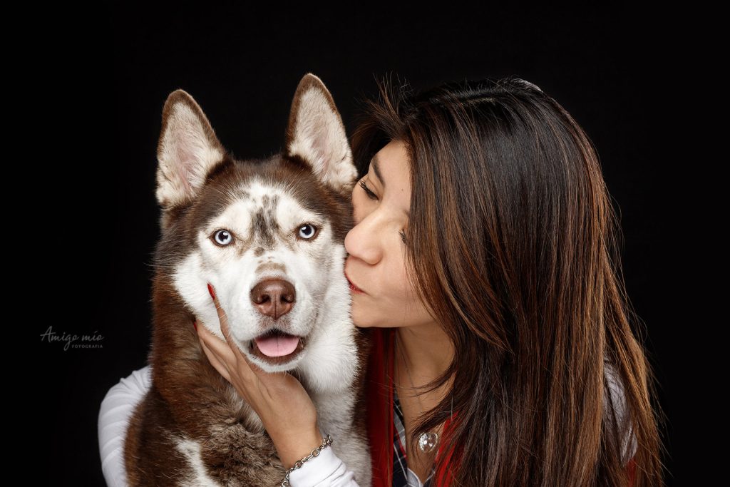 chica dando un beso a su husky en un curso de fotografía