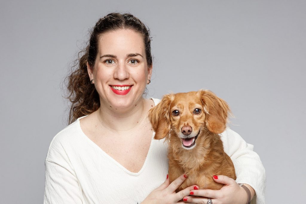 chica con su perro en una sesión de verano fotografiado por Nora Maria Leithaus